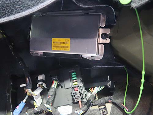 車両とEDCを物理的に切り離す作業