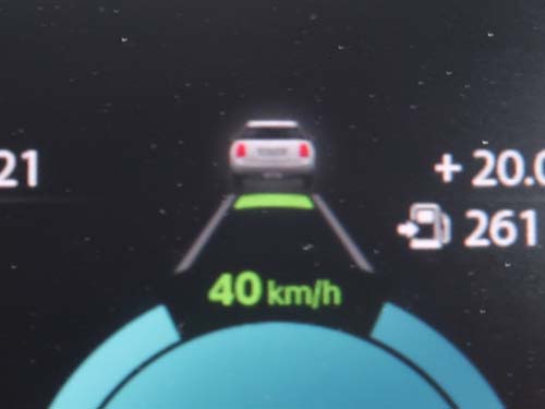 前方に車両を発見するとメーター上に車のアイコンが表示