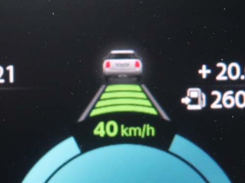 前方に車両を発見するとメーター上に車のアイコンが表示