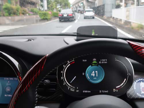 設定した速度の範囲内で前車に追従しながら一定の車間距離を保って自動走行