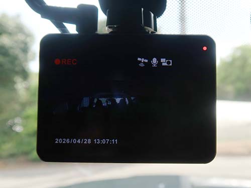 全方向3カメラのドライブレコーダーで、前方・後方・室内を同時に録画