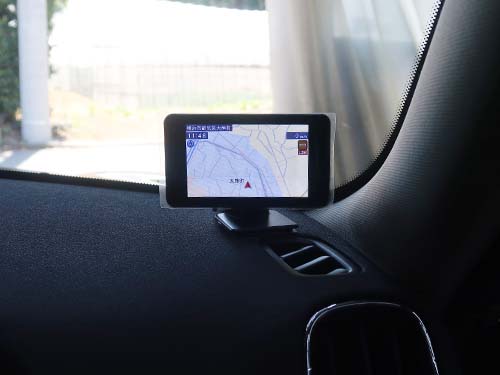 モニター本体は運転席側のダッシュボード上に設置