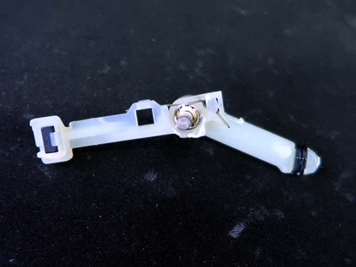 シフトボックス内部にある小さなバネが金属疲労で折れ曲がることが原因