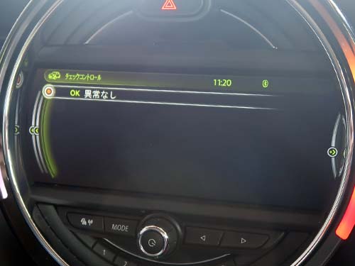 メーターパネルとディスプレイに「車両動き出し注意」という警告が表示