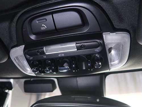 車両にはライトパッケージが装備されている