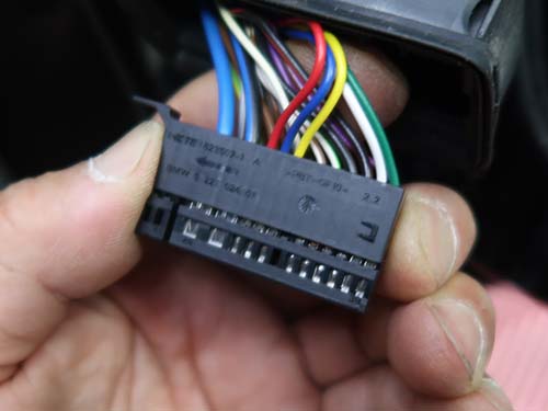 運転席および助手席ドアのヒンジ部分に端子を差し込み