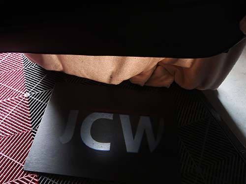 ドアを開けると地面にJCWのロゴが照射