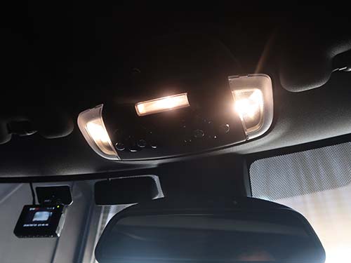 フロントルームライト交換（エキサイトメントパッケージ装着車用）