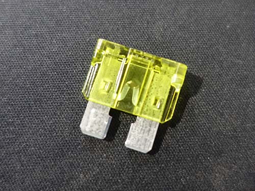 ヘッドユニットのヒューズが飛んでおり、ヘッドユニット内部でショートを起こして壊れてしまった