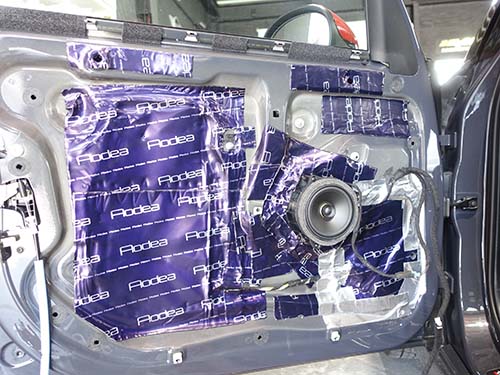 もともとフロントドアにデッドニングが施工されていた