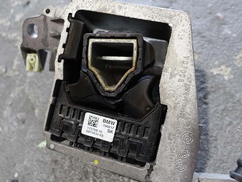 エンジンマウントはエンジンを車体に固定しながら振動を吸収するゴムブッシュ部品