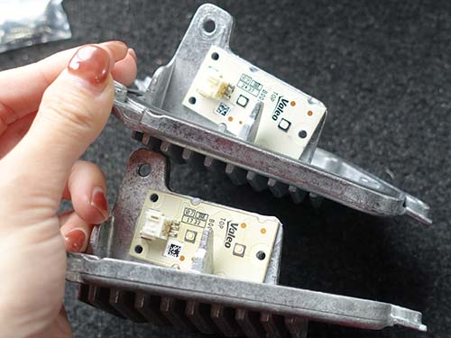 運転席側のLEDモジュールを新品に交換