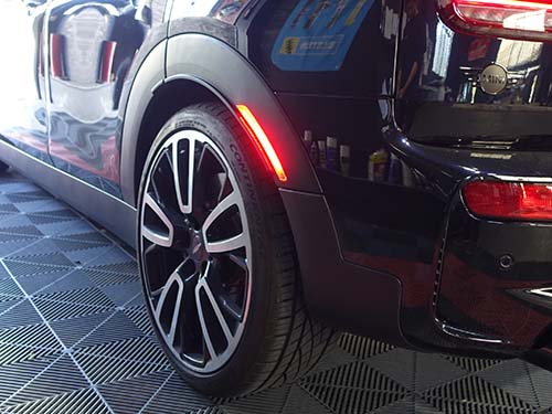 ライコウオリジナルのLEDマーカーを組み込むことで、レンズ全体が均一に光る全面発光