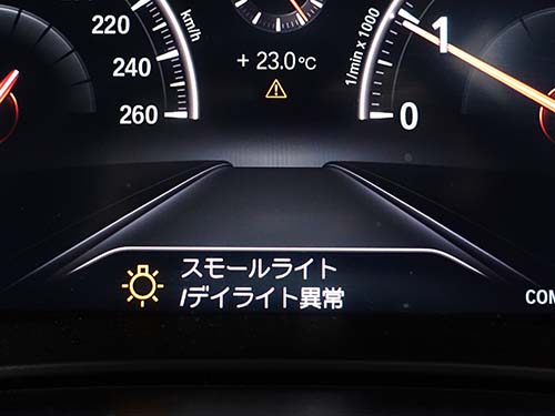 助手席側にはハイビーム・ロービーム・スモールの点灯異常の警告が表示されている状態