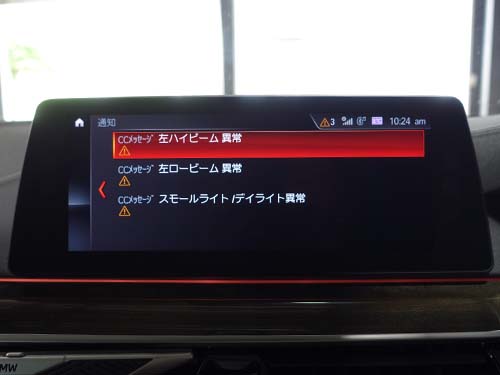 助手席側にはハイビーム・ロービーム・スモールの点灯異常の警告が表示されている状態