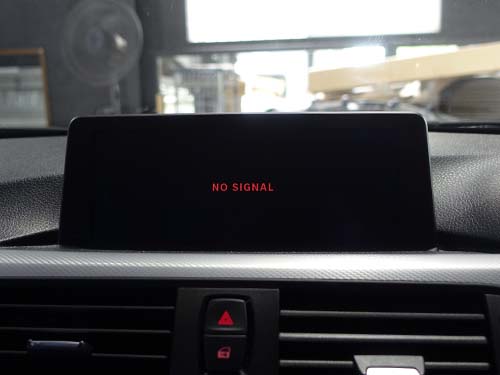 iDriveのディスプレイに「NO SIGNAL」と表示され、そこからブラックアウトと再表示を繰り返す症状が発生