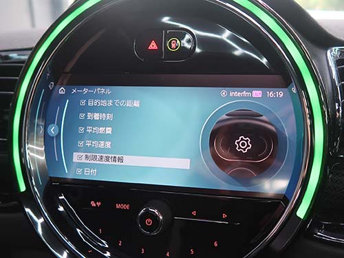 メーターパネルやヘッドアップディスプレイに制限速度標識・追い越し禁止マークが表示