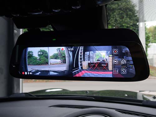 リアカメラからの映像は車内のデジタルミラーへ常時表示