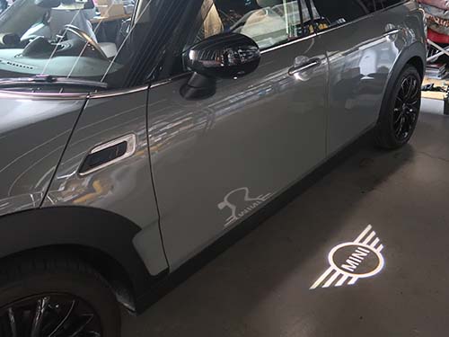 助手席ドアミラーへのMINIロゴプロジェクション