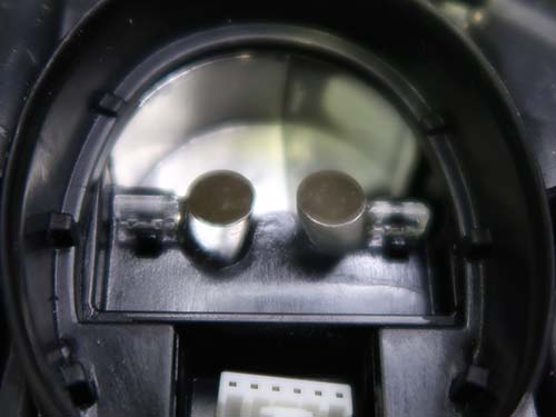 焼損していない外側デイライトのアクリルもあらかじめ削り落とし、LEDとアクリルの間に隙間を設けました