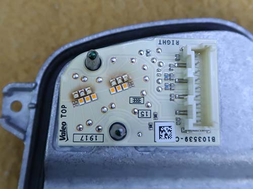 ダメージを受けたLEDモジュールをミニ純正新品のLEDモジュールに交換