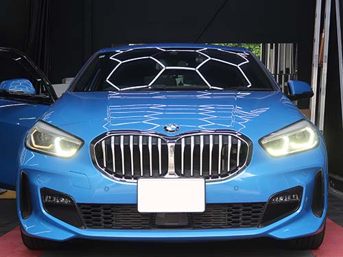運転席側ヘッドライトの外側デイライトが、茶色く暗く発光