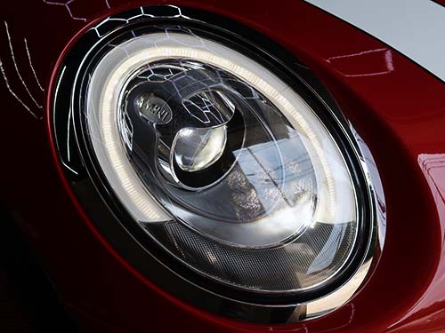 前期モデルのヘッドライトで、レンズ表面にクラック（細かなひび割れ）が多数発生