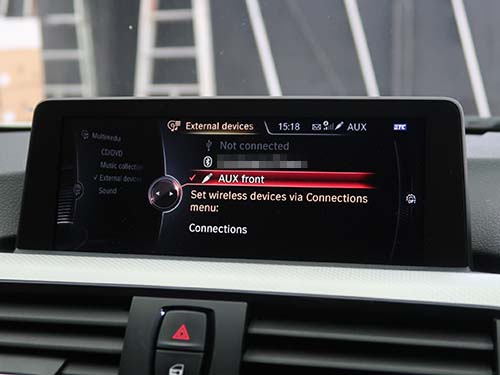 CarPlayから流れる音声や音楽はフロントAUXに接続