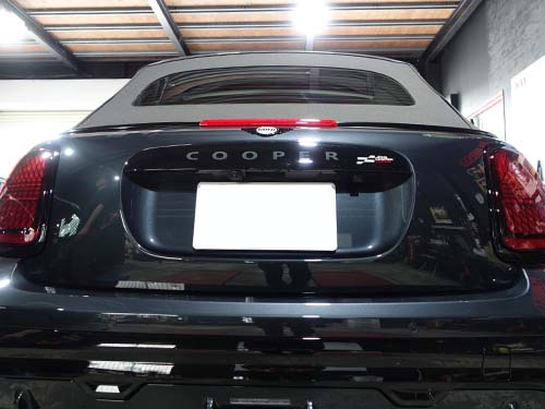 オープンカー対応の防水型リアカメラをトランクリッドに埋め込み