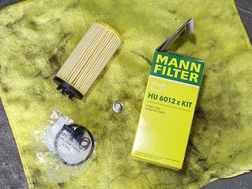オイルエレメント(MANN FILTER/純正品番11428593186相当)も同時に交換