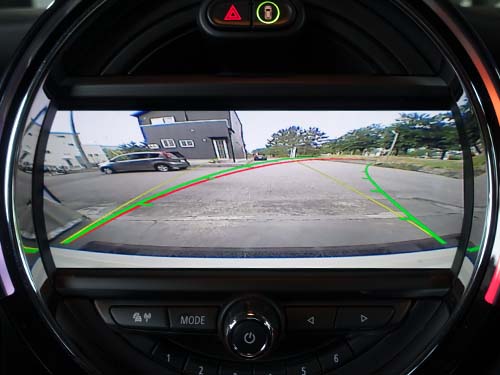バックギアに入れたときに純正モニターへ自動でカメラ映像が切り替わり
