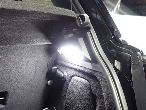 LIU006はレンズ全体に18個のLEDを配置しており、レンズ全面が美白光で発光