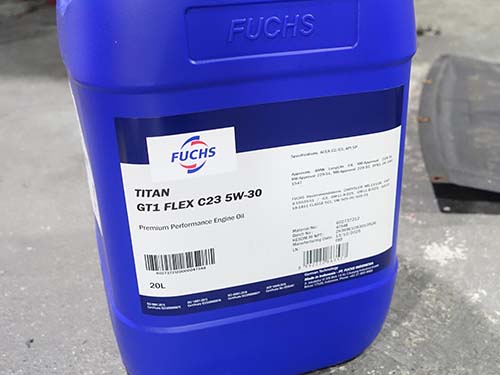 エンジンオイルには、FUCHS製 TITAN GT1 FLEX C23 SAE 5W-30 を使用