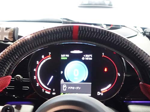 センターマークをあしらったレーシーな仕上がり