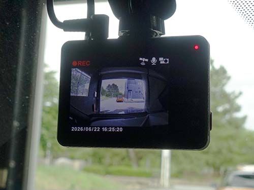 3カメラで前方・後方・左右・車内を記録