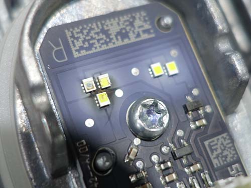 LEDモジュールにはダメージがありましたので、BMW純正新品に交換