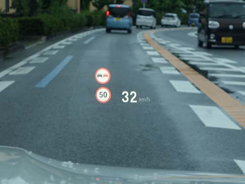 道路標識の制限速度や追い越し禁止を表示