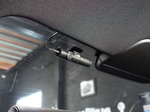 前方・後方に加えて車内も記録する全方面3カメラ構成