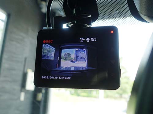 前方カメラで車両前方を、後方カメラで車両後方と車内の様子を同時に記録
