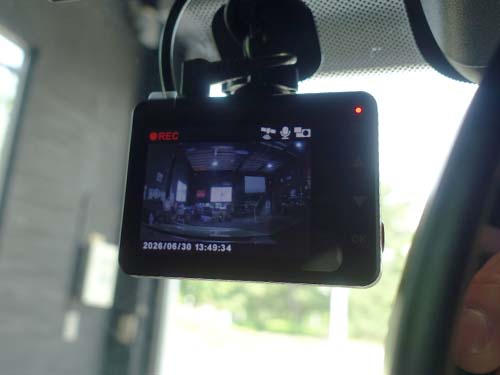 前方カメラで車両前方を、後方カメラで車両後方と車内の様子を同時に記録
