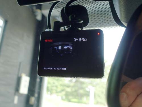 前方カメラで車両前方を、後方カメラで車両後方と車内の様子を同時に記録