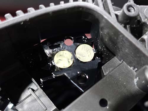 茶色く焼損した導光体を削り落とすリペア修理