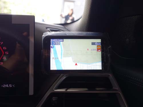 ZK3200は無線LANを内蔵した2ピースのセパレートタイプで、表示部と受信部を分けて設置