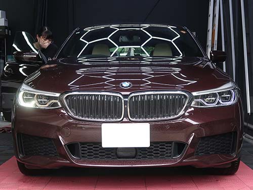 運転席側ヘッドライトは内側のデイライトが茶色く暗くなっており、助手席側ヘッドライトは両方のデイライトが暗く、青色っぽく発光している状態