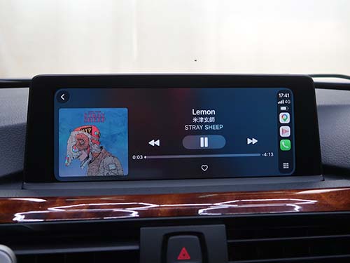 ワイヤレスでiPhoneと接続でき、地図アプリや音楽アプリを使用