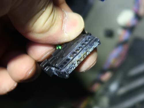 水分が侵入したことによるコネクターの腐食によって、コントロールユニットが故障した
