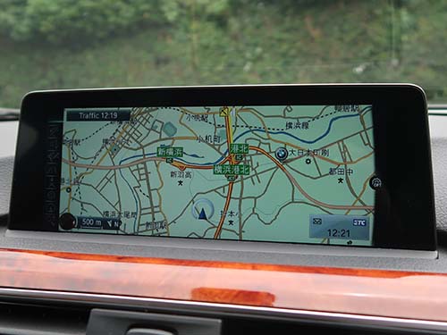 地図データを最新版へ更新することで、それまでに新規開通した道路や新しい施設情報が反映され、経路案内の精度が改善