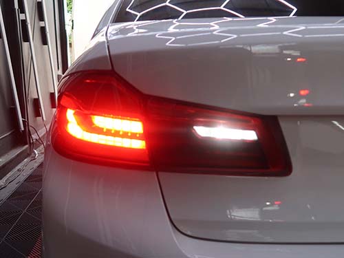 LEDは電球と比べて消費電力が低く、点灯の立ち上がりが速い点も特長