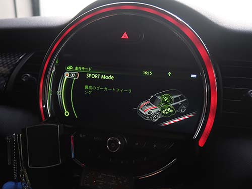 iDrive画面やメーター内に選択中のモードが表示