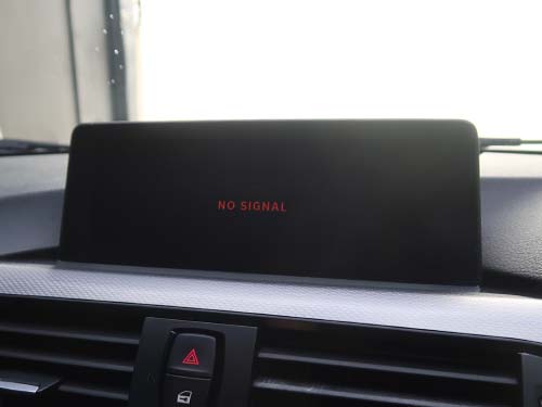 モニターが「NO SIGNAL」表示